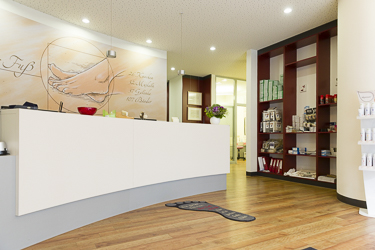 StudioLaMagica Innenraumfoto 1: Empfangstheke eines Orthopädieschuhgeschäftes