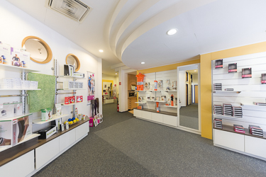 StudioLaMagica Innenraumfoto 3: Verkaufsraum eines Orthopädieschuhgeschäftes